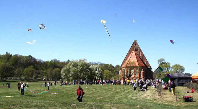 Kauno rajono savivaldybės nuotr./Šalia Zapyškio bažnyčios kiekvieną pavasarį vyksta didžiausias Lietuvoje aitvarų festivalis.