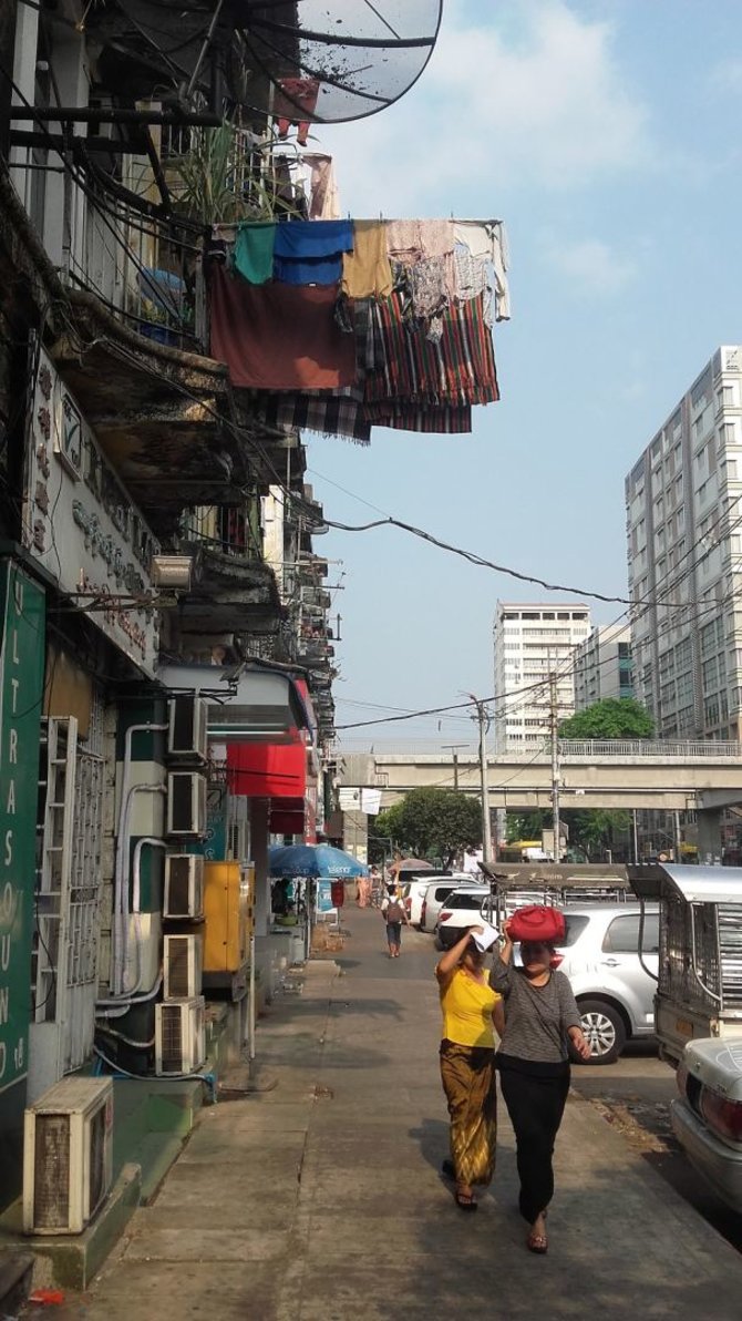 Asmeninė nuotr./Jangono gatvė. Birmietės dengiasi nuo saulės