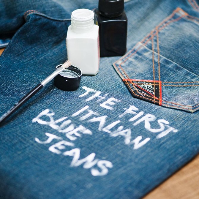 Tavoroma.lt nuotr./Viena garsiausių Italijos džinsų bendrovių siūlo atnaujinti vintažinius džinsus užrašais