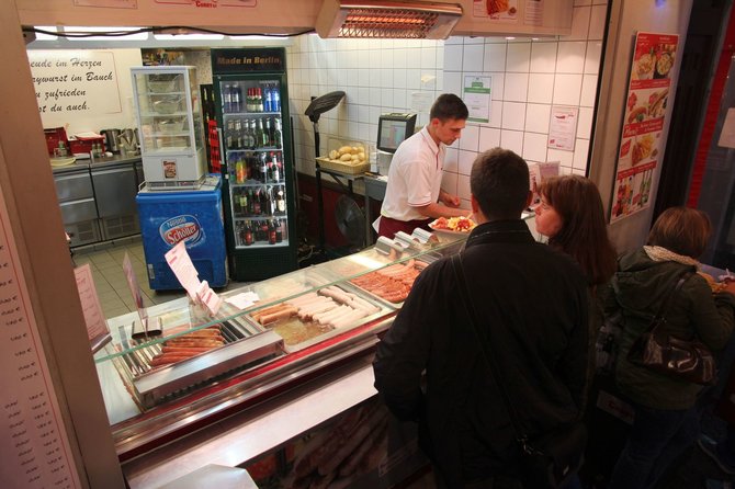123RF.com/Užkandinė Berlyne, kurioje galima įsigyti tradicinių sumuštinių su dešrele