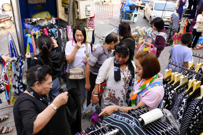 Vietinis turgus Tailande, kuriame galima įsigyti rūbų