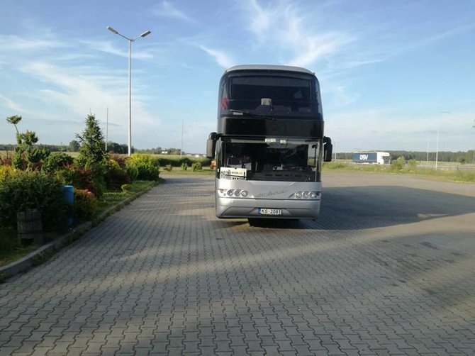 Arno Zacesino nuotr./Autobusas, kuriuo grupė lietuvių ir latvių keliauja į Juodkalniją ir Kroatiją