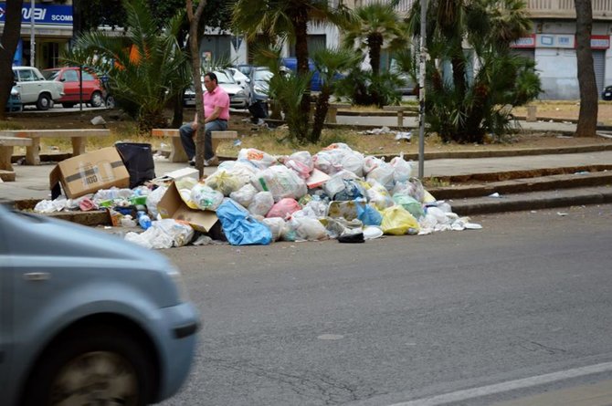 Tomos Imbrasienės nuotr./Palermo šiukšlynai visai netoliese centrinės gatvės