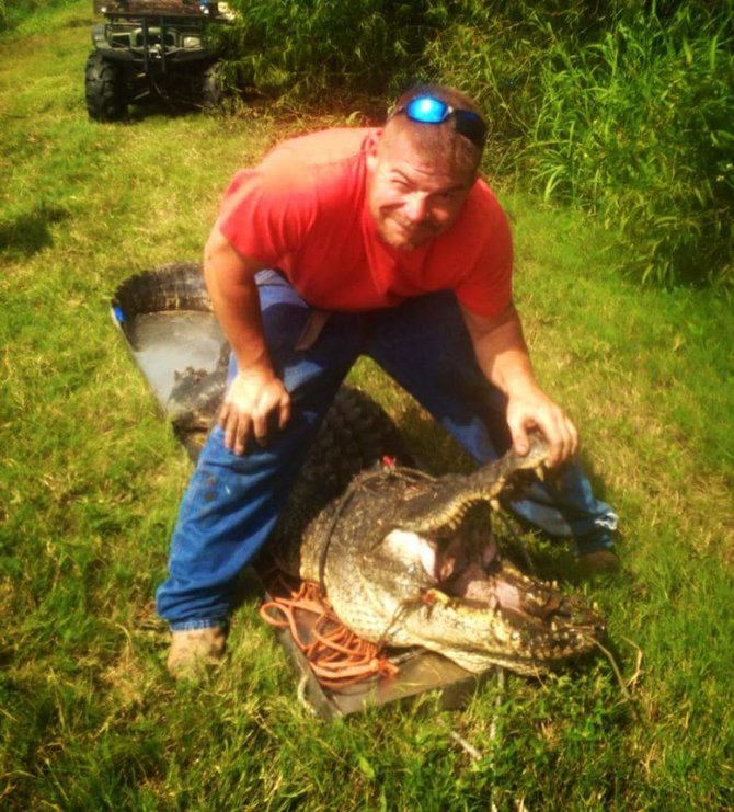Douglaso Hollando nuotr./Luizianoje gyvenantis Douglasas Hollandas prie aligatorių pripratęs nuo vaikystės