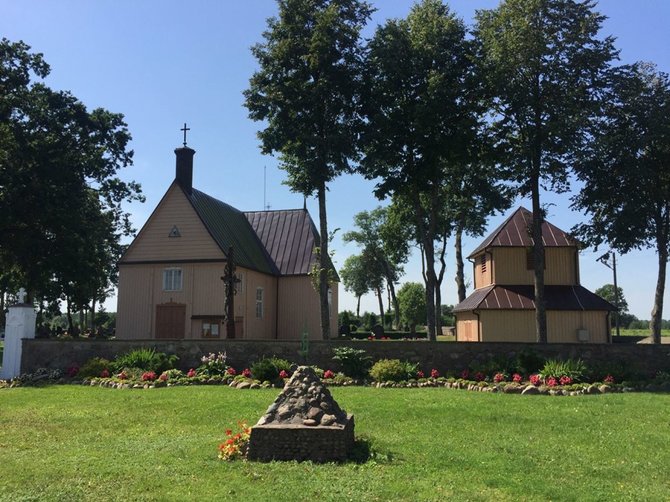 Dianos Gedeikytės-Jakutienės nuotr./Didkiemio bažnyčia ir aukuras prie jos