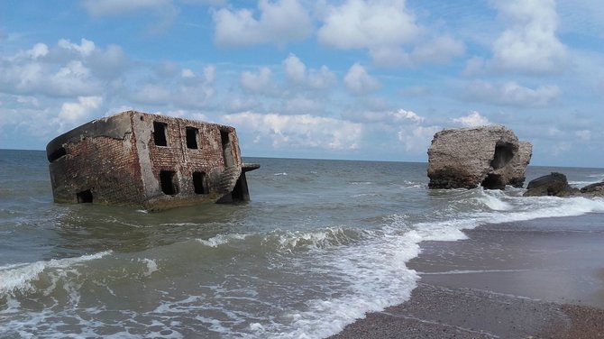 Vaido Mikaičio nuotr./Suverstų į jūrą fortų liekanos