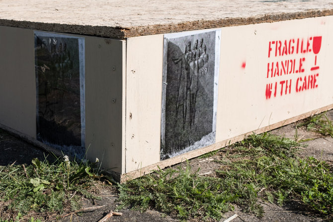 Remio Ščerbausko nuotr./Tokios dėžės, kuriose paprastai pergabenami meno kūriniai, autorių sumanymu, vietinių gali būti sunaikintos
