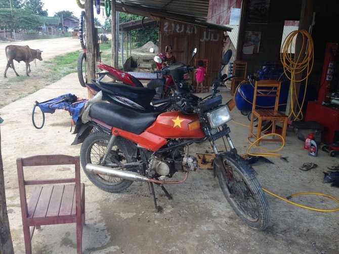 Karolio Barecko nuotr./Karolio kelionė motociklu per Laosą