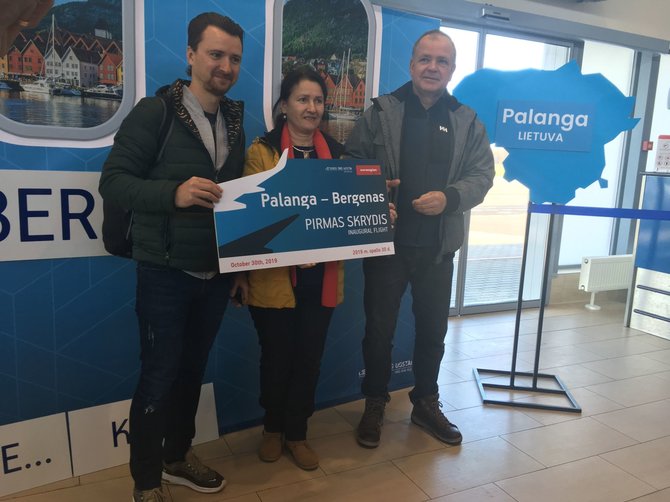 Aurelijos Jašinskienės/15min.lt nuotr./Valius, Elena ir Gintas tapo pirmaisiais keleiviais, įsigijusiais bilietus į Bergeną iš Palangos oro uosto.