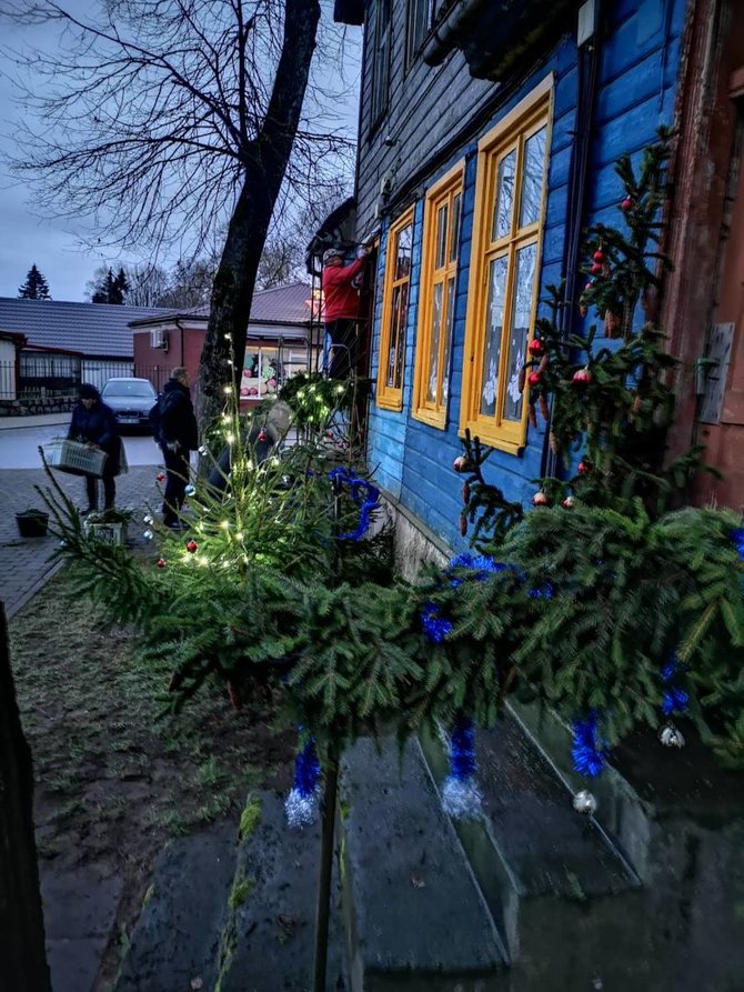 Darbėnų bendruomenės nuotr./Išpuoštas Darbėnų „vaiduoklis“