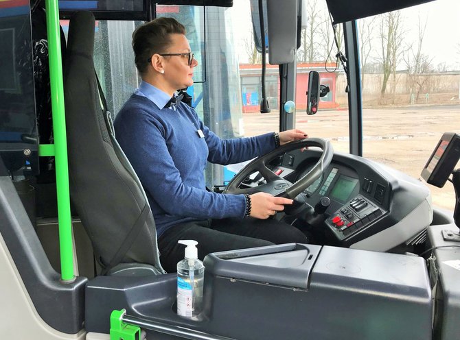 „Klaipėdos autobusų parko“ nuotr./Autobusų vairuotojams išdanti dozatoriai su dezinfekciniu skysčiu