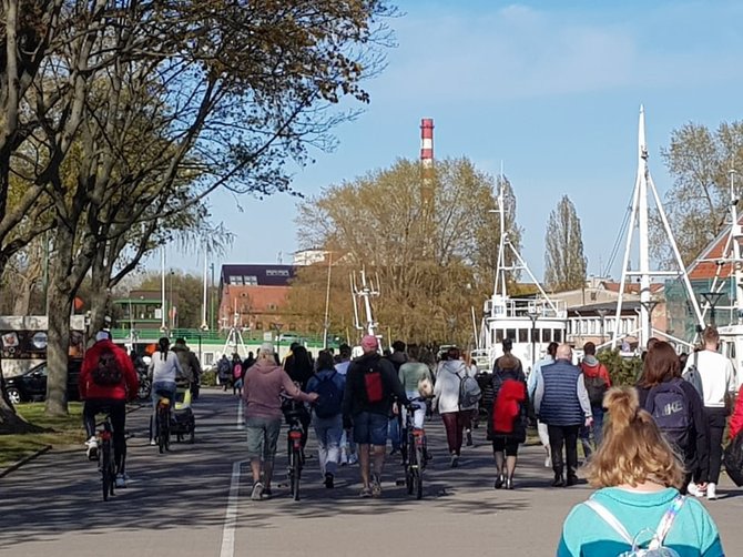 15min skaitytojo nuotr./Keleivių srautas iš kelto Senojoje perkėloje