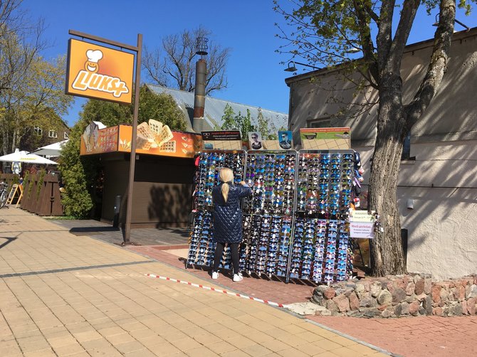 Aurelijos Jašinskienės/15min.lt nuotr./Palangoje savaitgalį nestigo svečių: žmonės drąsiau keliavo, lankė kavines ir pramogavo. 