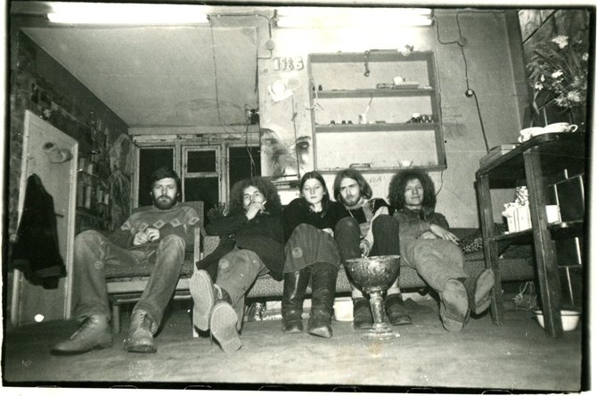 KKKC Parodų rūmų nuotr./1987-ieji Vasiliausko dirbtuvėse Puodžių g. - Urbonas, Puzonas, Loreta, Danielius, Titas Valdas Ancevičius