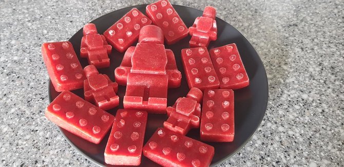Asmeninio archyvo nuotr./Lego kaladėles primenančiose formelėse užšaldyti braškių leidai