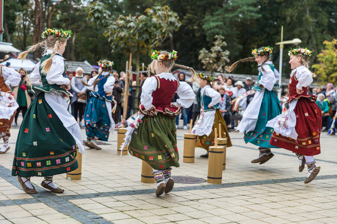 Organizatorių nuotr./Liaudiškų šokių festivalis „Palangos miestely“