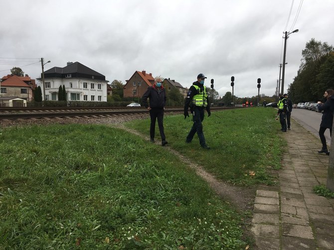 Aurelijos Jašinskienės/15min.lt nuotr./Klaipėdos miesto centre policijos pareigūnai tikrino, kaip žmonės eina per geležinkelio bėgius.