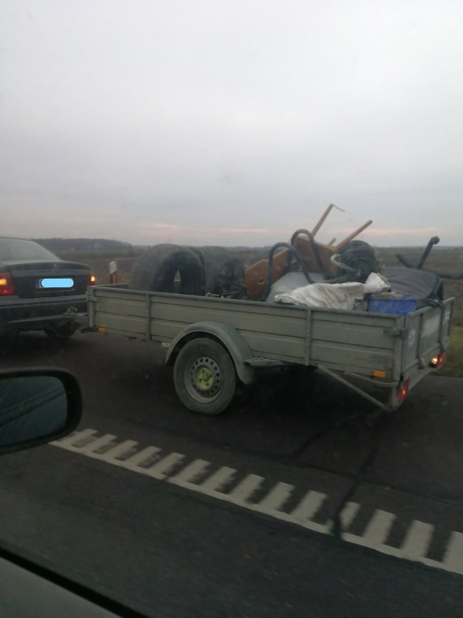 Facebook grupės „Klaipėdos reidai“ nuotr./Autostrada priekaboje gabentas „gėris“ pažiro ant važiuojamosios dalies. 