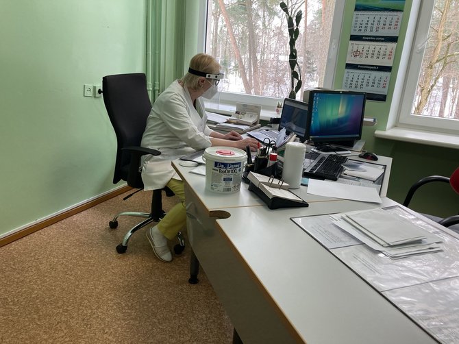 Aurelijos Jašinskienės/15min.lt nuotr./Slaugytoja per „Skype“ programą stebi, kaip pacientas išgeria vaistus.