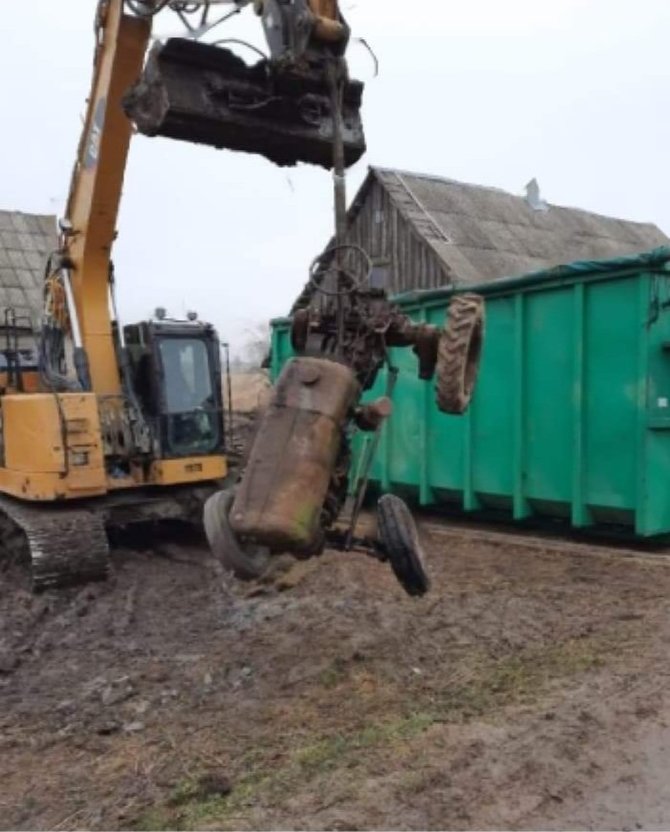 15min skaitytojo nuotr./Sodyboje rastas traktorius