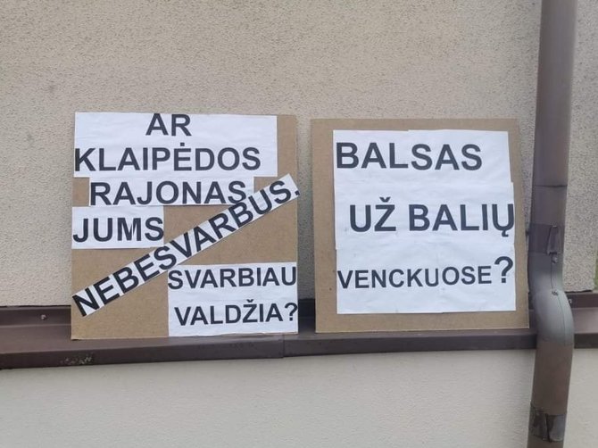 Facebook grupės „Gargždai United“ nuotr./Plakatas prie Klaipėdos rajono savivaldybės administracijos pastato