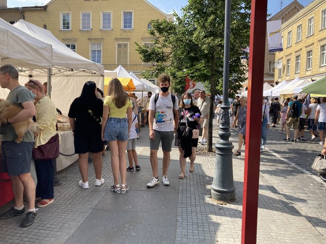 Aurelijos Jašinskienės / 15min.lt nuotr./Jūros šventėje tik vienas kitas žmogus dėvėjo kaukes.