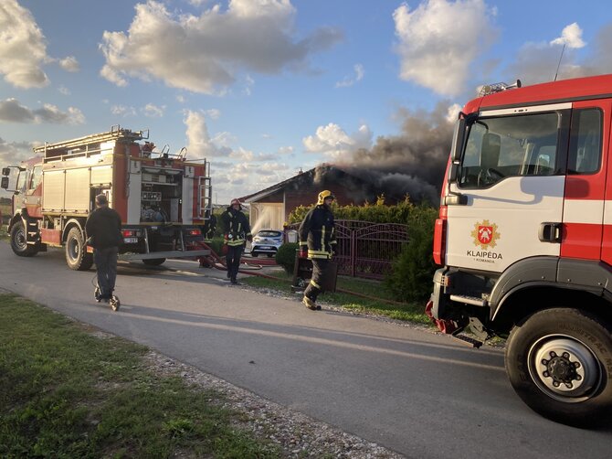 Aurelijos Jašinskienės / 15min.lt nuotr./Slengiuose sekmadienio vakarą užsidegė namas.