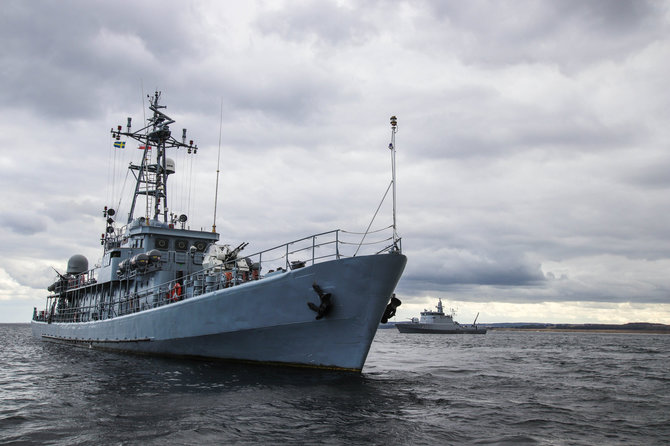 Karinių Jūrų pajėgų nuotr./ Lenkijos karinis laivas ir P11 „Žemaitis“ Hano įlankoje