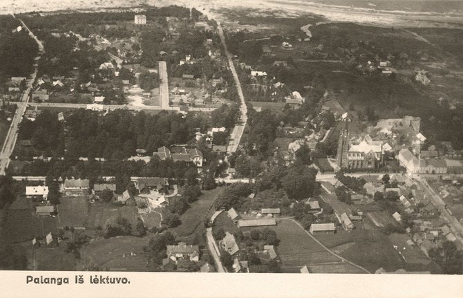 Lietuvos nacionalinio muziejaus nuotr./Palanga apie 1930 m. Vaizdas iš lėktuvo.