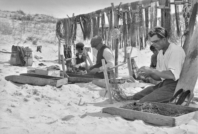 Knygos leidėjų nuotr./Nidos žvejai pajūryje ruošia ūdas, 1932 m. Fotografas Jurgis Dovydaitis. Nacionalinio M. K. Čiurlionio dailės muziejaus rinkinys.
