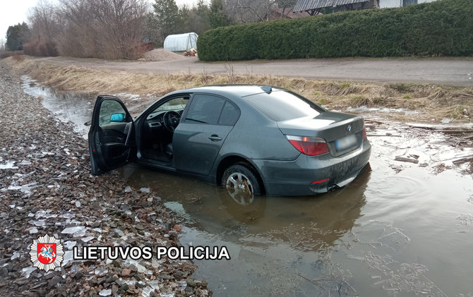 Klaipėdos apskrities VPK nuotr./BMW savo kelionę baigė pakelės griovyje.