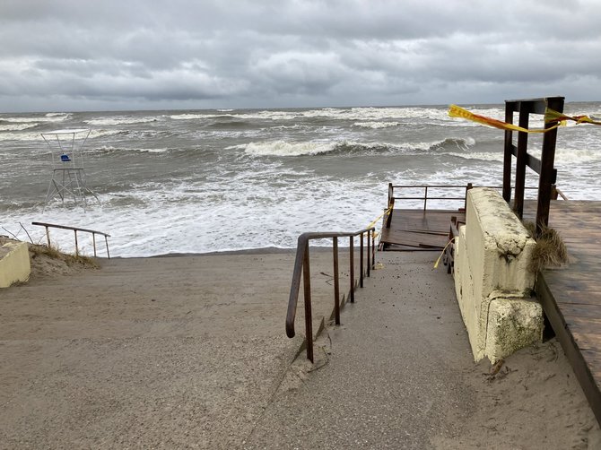 Aurelijos Jašinskienės / 15min.lt nuotr./Baltijos jūra Giruliuose plauna laiptus į paplūdimį