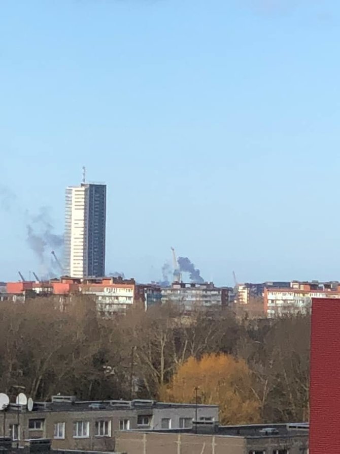 15min skaitytojo nuotr./Gyventojams sukėlė nerimą Klaipėdoje matomi dūmai, sklindantys iš Nemuno gatvės, kur veikia fabrikas „Grigeo Klaipėda“.