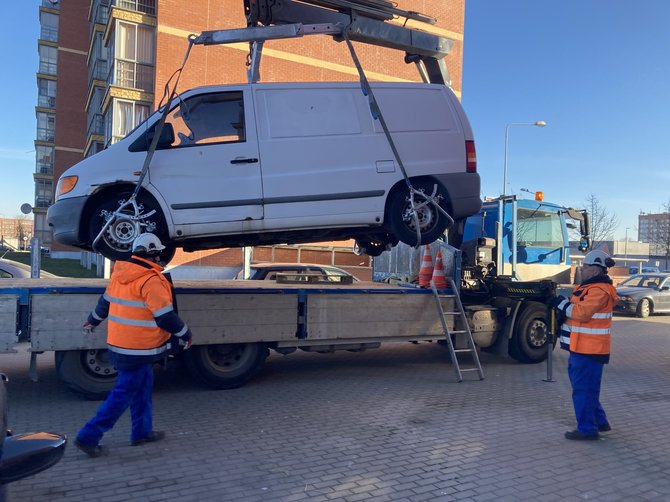 Aurelijos Jašinskienės/15min.lt nuotr./Išvežamas be šeimininko likęs autobusiukas.