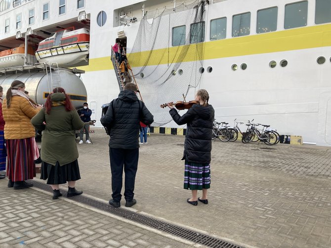 Aurelijos Jašinskienės/15min.lt nuotr./Pirmieji turistai pasitikti su muzika