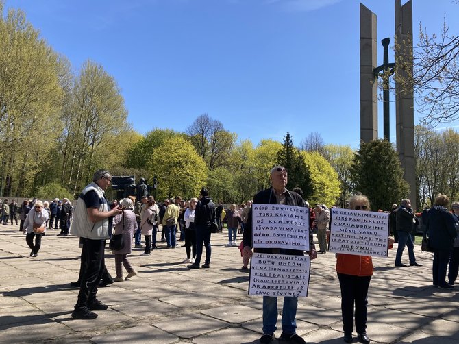 Aurelijos Jašinskienės / 15min.lt nuotr./Į minėjimą atėjo ir keli klaipėdiečiai su plakatais.