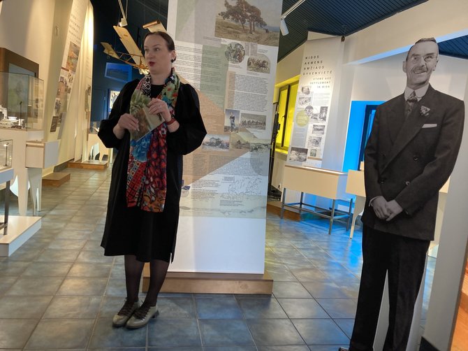Aurelijos Jašinskienės/15min.lt nuotr./Neringos muziejų vadovė Lina Motuzienė pristato naujausią ekspoziciją, kurioje – visa pusiasalio istorija nuo akmens amžiaus.