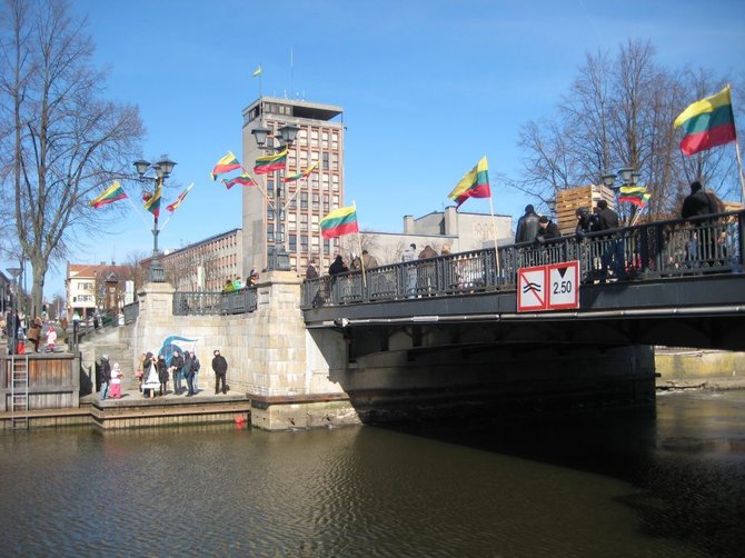 Aurelijos Kripaitės/15min.lt nuotr./Biržos tiltas papuoštas trispalvėmis.