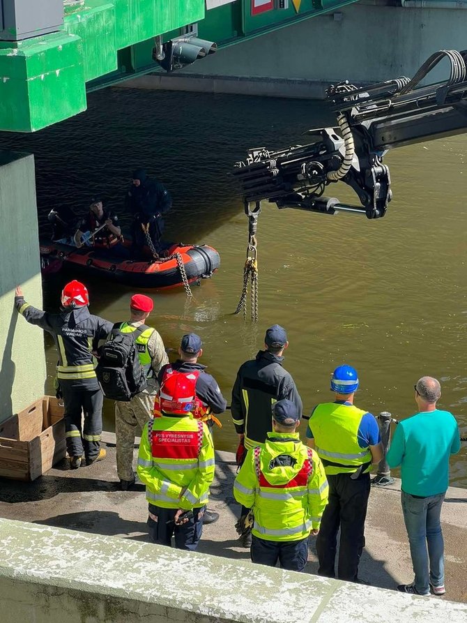 15min skaitytojo nuotr./Akimirka, kaip iš Danės bandoma ištraukti nuskendusį automobilį.