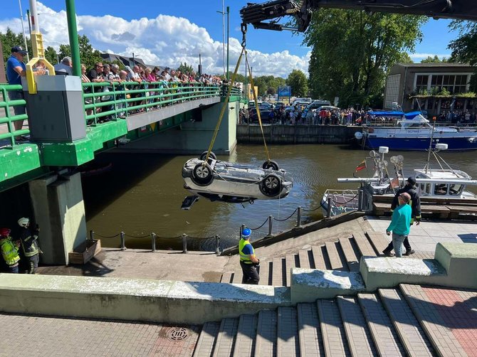 15min skaitytojo nuotr./Iš Danės iškeltas naktį skendęs automobilis.