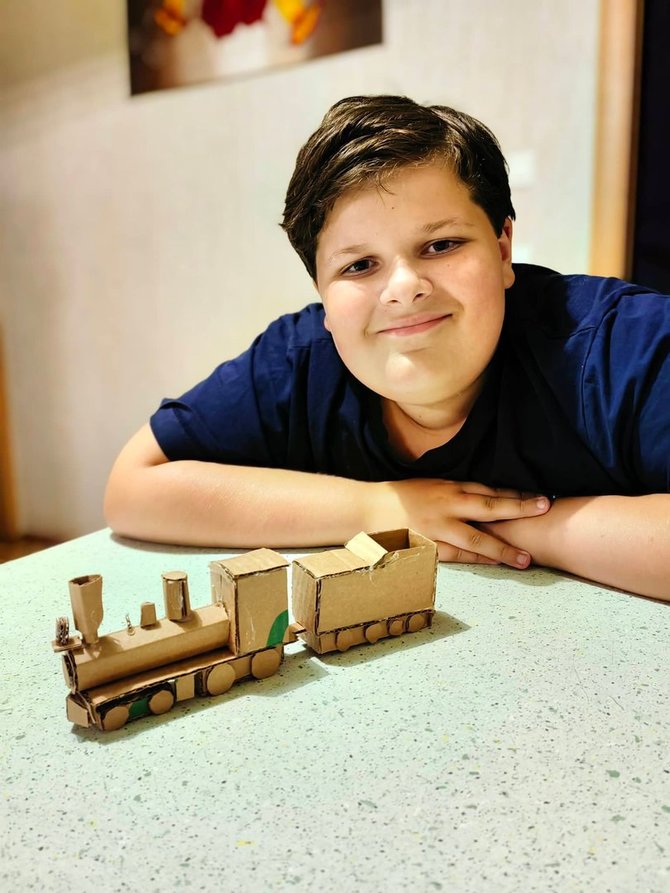 Mamos Aušros nuotr./Vienuolikametis Dominykas su savo sukonstruotu traukiniu.