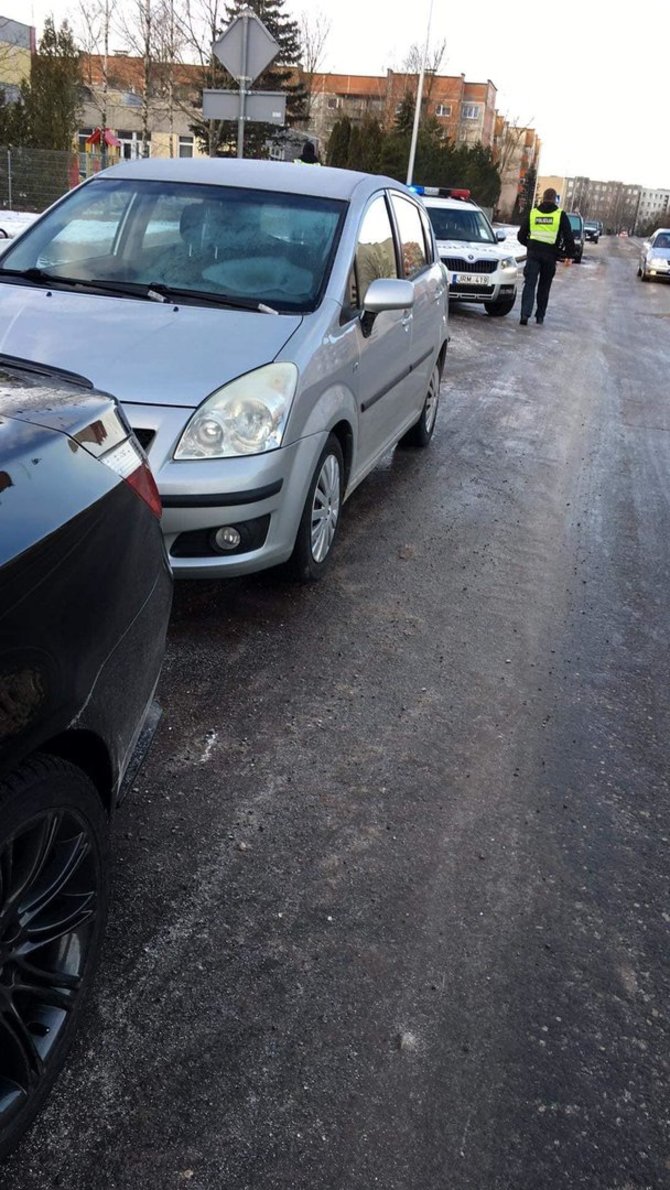 Facebook grupės „Pranešk, kur policija Plungės rajone“ nuotr./Plungėje penktadienio naktį apgadinti mažiausiai septyni automobiliai