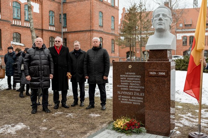 Klaipėdos universiteto nuotr./Klaipėdos universiteto kieme atidengtas paminklas Alfonsui Žaliui