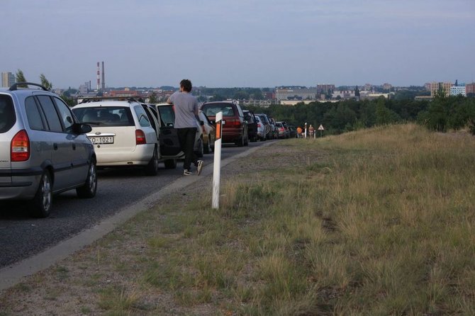 Aurelijos Kripaitės/15min.lt nuotr./Automobilių virtinė pakeliui iš Kuršių nerijos į Klaipėdą. 