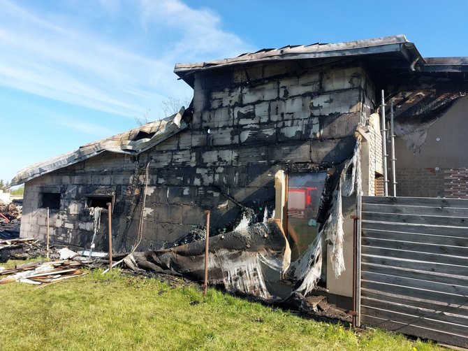 Gineikių bendruomenės nuotr./Gineikių kaime sudegė ūkinis pastatas, garažas ir įrenginėjamas namas.