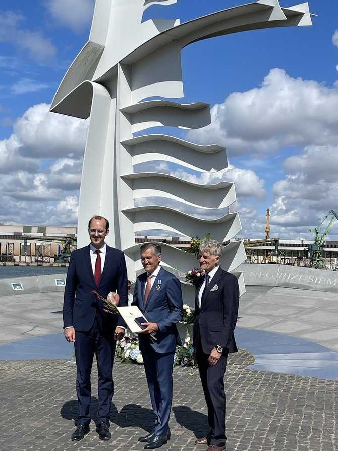 Klaipėdos uosto direkcijos nuotr./Jūrų kapitono Liudviko Stulpino medaliu už ilgametį ir nepriekaištingą darbą plėtojant Klaipėdos jūrų uostą, jo konkurencingumo didinimą bei Lietuvos, kaip jūrinės valstybės, vardo garsinimą pasaulyje apdovanotas AB „Klaipėdos Smeltė“ generalinis direktorius Rimantas Juška.