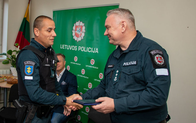 Klaipėdos apskrities VPK nuotr./Marių Stančių sveikina Klaipėdos apskrities VPK vadovas Alfonsas Motuzas