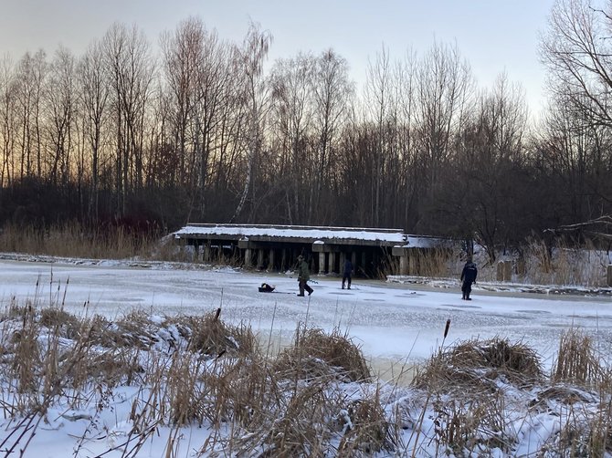 Aurelijos Jašinskienės / 15min.lt nuotr./Pirmadienio popietę ant Danės jau buvo žvejų