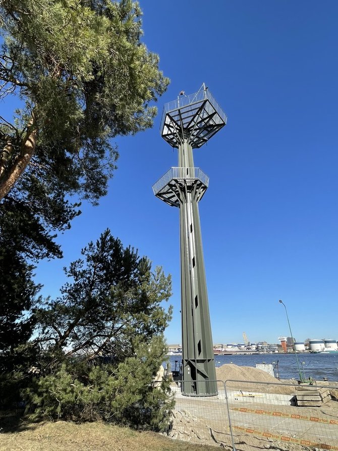 Klaipėdos uosto direkcijos nuotr./Smiltynėje iškilo radiolokacinės kontrolės sistemos bokštas