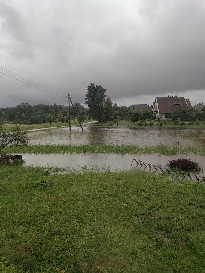 Akmenės raj. sav. nuotr./Liūčių ir vėjo padariniai Akmenės rajone